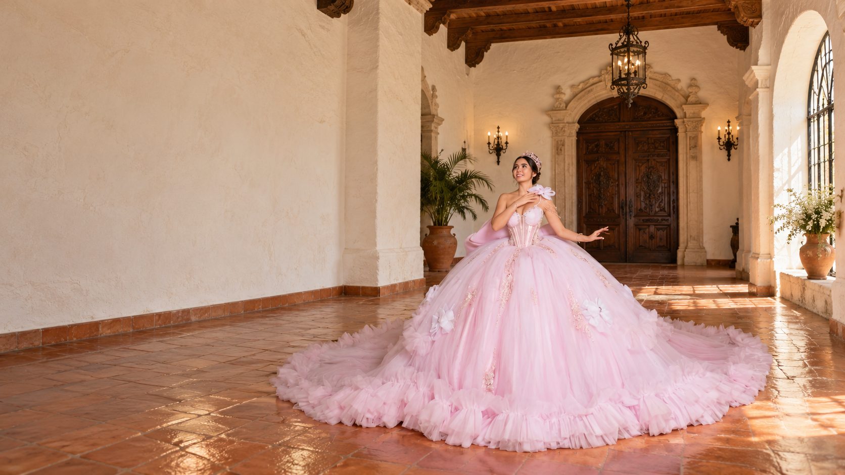 Quinceañera con un vestido rosa de tul en un salón colonial